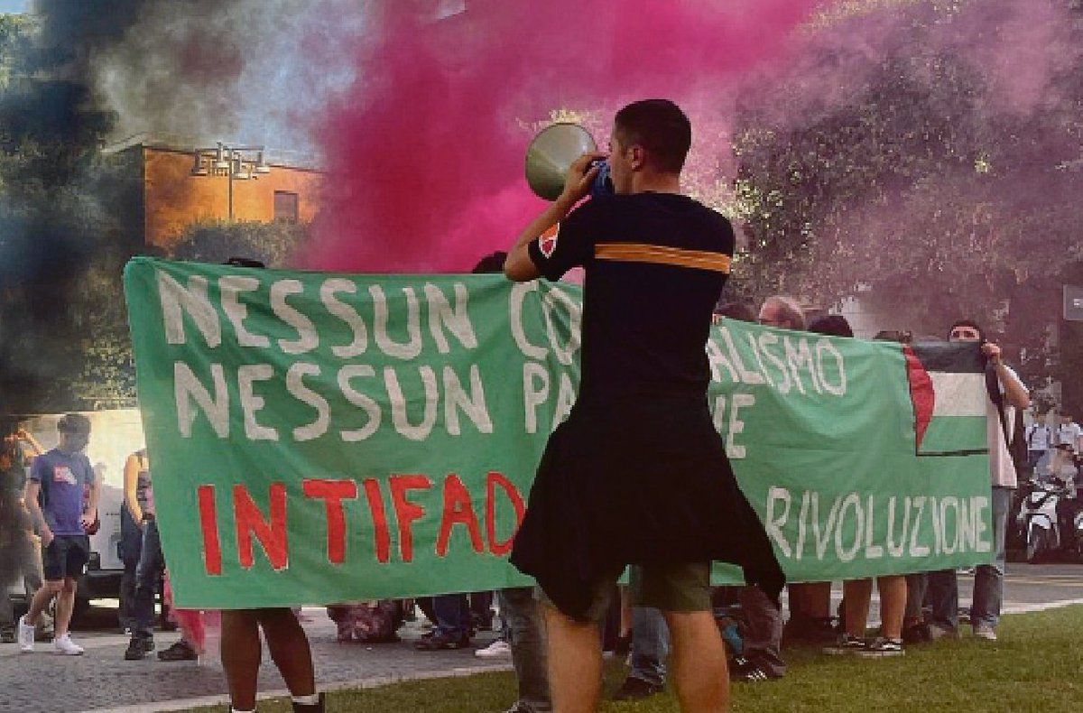 GiancarloDeRisi's tweet photo. La #Milano che dà solidarietà e sostegno ai tagliagole di #Hamas, sventolando bandiere e strillando nei megafoni, è uno spettacolo #osceno. Al pari di quello dei collettivi davanti alla #Sapienza di Roma (foto).
Come si fa a essere solidali con criminali, assassini e banditi? https://t.co/JmBs0wwlyT