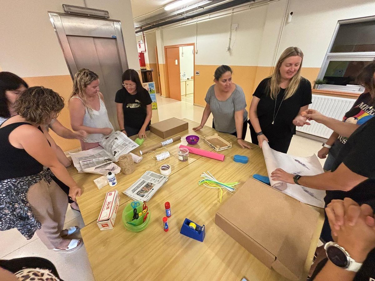 EscolaFlix's tweet image. Ahir vam realitzar la 2a sessió de la #COMUNITATFAIG 43. 
Vam rebre a les companyes de @puigcavaller de Gandesa per reflexionar juntes sobre la Vida d'aula i el Perfil Maker. 
#ProgramaFaig del @cesirecat 🔧🪚
#AprendreFent #AprenentatgeXprojectes #AprenentatgeAmbSentit