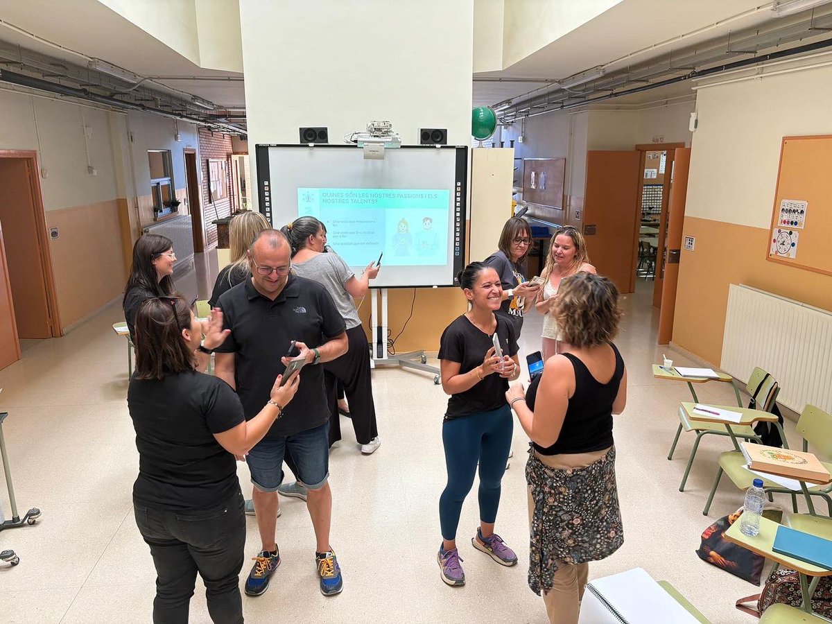 EscolaFlix's tweet image. Ahir vam realitzar la 2a sessió de la #COMUNITATFAIG 43. 
Vam rebre a les companyes de @puigcavaller de Gandesa per reflexionar juntes sobre la Vida d'aula i el Perfil Maker. 
#ProgramaFaig del @cesirecat 🔧🪚
#AprendreFent #AprenentatgeXprojectes #AprenentatgeAmbSentit