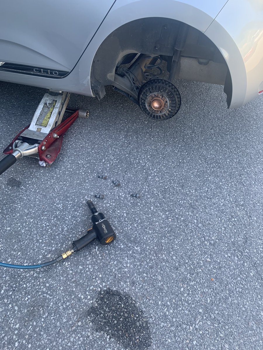 Miss_Stresss's tweet photo. Heute ist kein guter Tag.
1 Nagel abgebrochen.
1 Nagel eingefahren. https://t.co/0aRNPT2GRa