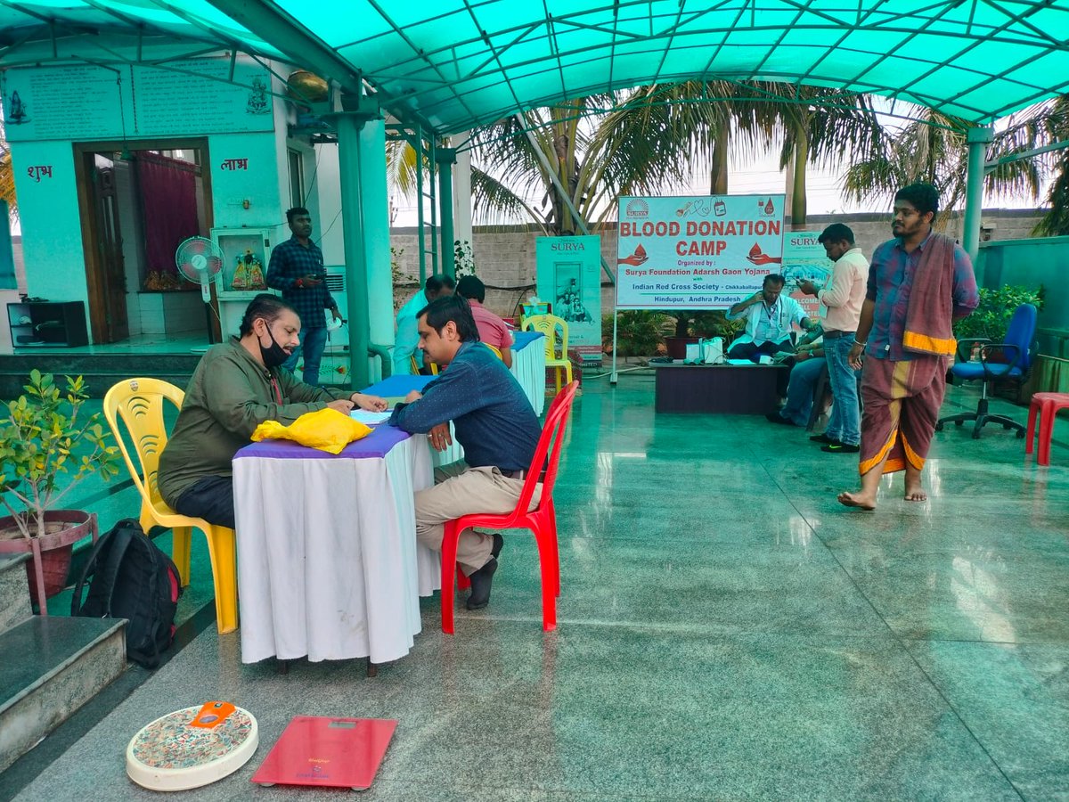 suryafnd's tweet photo. #HealthCamp #SewaPakhwada 
सूर्या फाउंडेशन आदर्श गांव योजना द्वारा हिंदूपुर क्षेत्र(आंध्र प्रदेश) के गोल्लापुरम इंडस्ट्रियल एरिया में आज रेड क्रॉस सोसाइटी के साथ मिलकर रक्तदान शिविर लगाया गया।
इस रक्तदान शिविर में 40 लोगों ने रक्तदान किया।

#आदर्श_गांव_योजना https://t.co/sqSgZ7FEYj