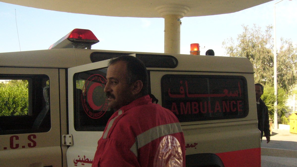 Horrified by this. I knew Yusri and worked with him as an ambulance volunteer during the war on Gaza 2008/9. Here's a photo I took of him back then. Yusri was so solid. Decades saving lives in invasion after invasion, the march of return, daily. Rest his soul. #Gaza #CeaseFire