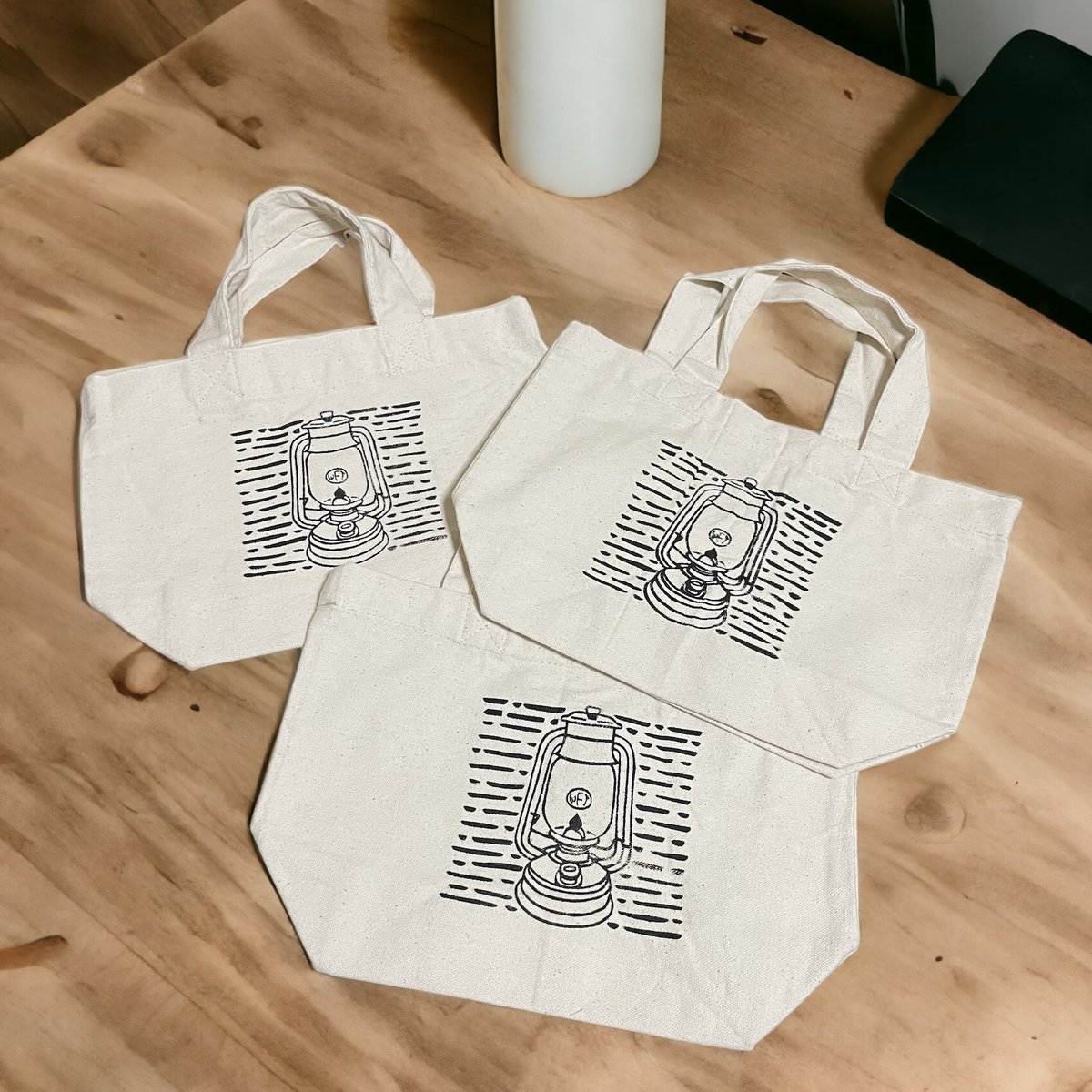 WFT_official__'s tweet photo. ／
B級品もらって下さい🪽vol.2
＼

WFTランタンミニトートバッグ

✰プリントのかすれ
上記ご了承頂ける3名様にプレゼント🪽

【応募方法】
・WFTをフォロー
・この投稿をいいね＆リポスト
・日本国内にお住いの方
・送付先情報ご提示頂ける方
・10/12 19:00締切、抽選

 #WFT #プレゼント企画 https://t.co/wz0cKTHkIB