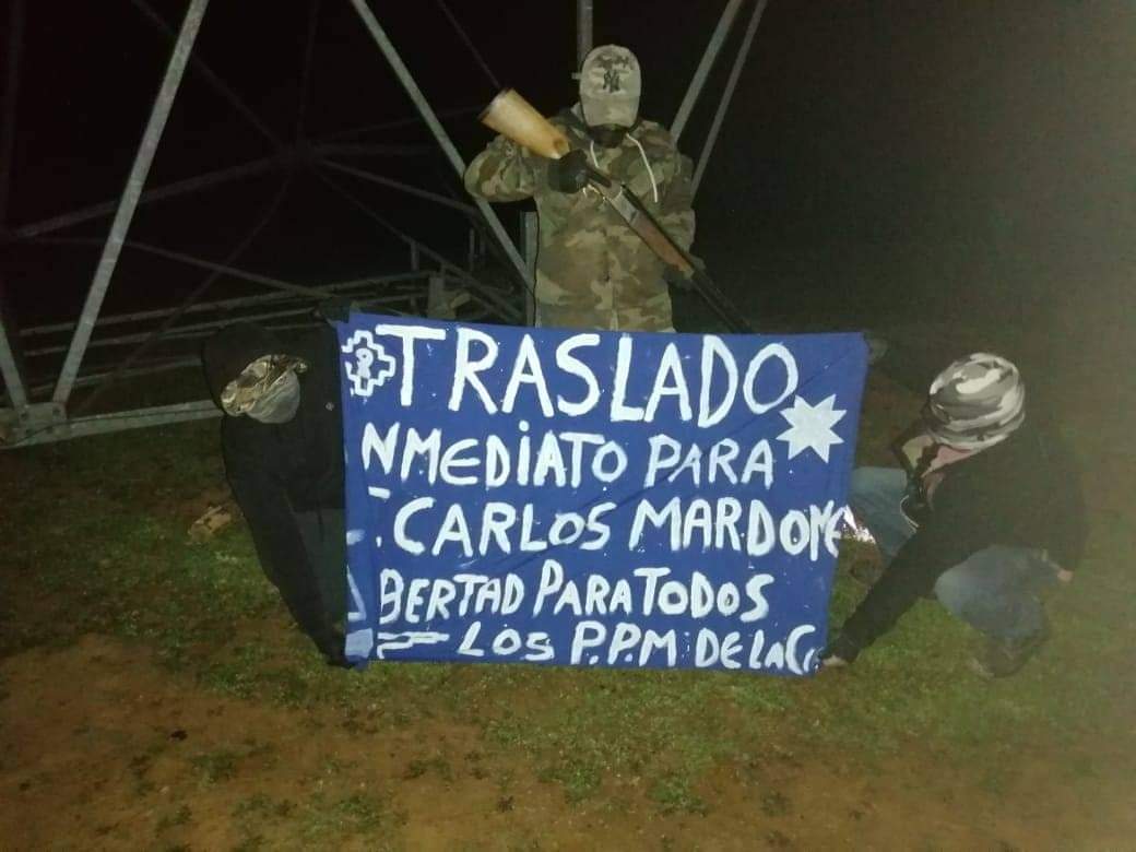 Murosyresisten's tweet photo. 🔵Wallmapu| Difundimos.

AHORA| Torre de vigilancia de la forestal Mininco fue derribada...una accion de sabotaje de la ORT Mañil Wenu  en en el sector Quetrawe  Lumaco.

Información enviada a nuestro medio Werkén Noticias !!

Desde @periodicowerken 
#Wallmapu #lumaco #ppmCAM https://t.co/cezw4coKtt