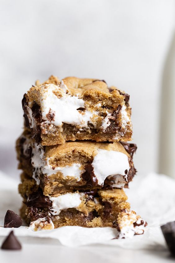 FoodPornDoctor's tweet photo. https://t.co/n0uzutiaZU Peanut Butter S'mores Bars
These peanut butter s'mores bars have all of your favorite summertime flavors stuffed into one easy and dangerously delicious cookie bar. Put https://t.co/QqWbQir8DF