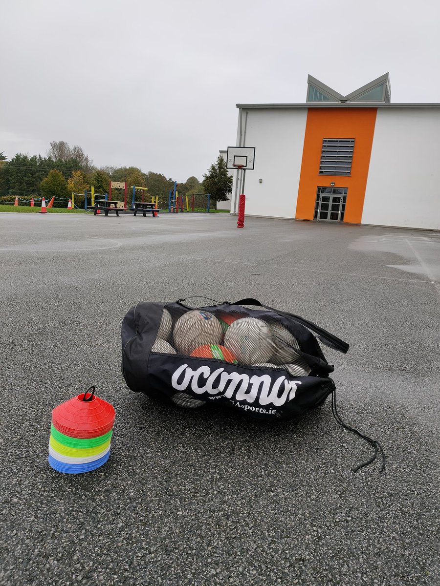 TB_GDO_EireOg's tweet photo. Had a fantastic morning @ennisns coaching 3rd and 4th class students! We started with some fun running games in the warm-up, then worked on teamwork, passing, using space effectively, through exciting small-sided games. 🏃🏃‍♀️🏐💥 #CoachingFun #TeamworkSkills #FMS https://t.co/tmG8GdgyEh