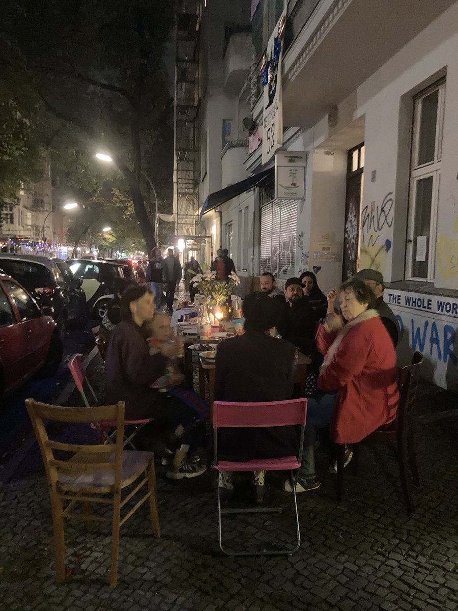 weichsel52's tweet photo. Draußen zusammen essen, lachen und teilen. Jede Herausforderung hat uns nur stärker gemacht. Ein Hoch auf unsere Gemeinschaft! #GemeinsamStark https://t.co/35jYf1Ka3o