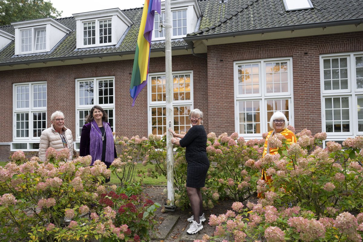 Het is Coming Out Day! 🌈 Vandaag is bij het gemeentehuis de regenboogvlag gehesen, in aanwezigheid van burgemeester Barbara de Reijke, wethouder Joke Lanphen. Zo laat gemeente zien dat iedereen, ongeacht seksuele voorkeur, geaardheid en afkomst, welkom is en zichzelf mag zijn.
