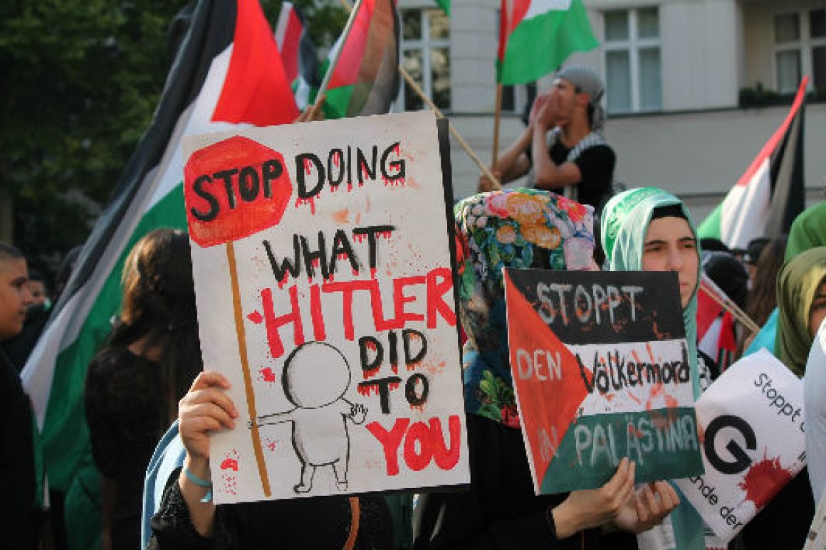 Viele dieser Menschen, die derzeit in 🇩🇪 Städten gegen #Israel "protestieren" und dabei antisemitische Äußerungen tätigen, wissen wenig über den Konflikt und sind argumentativ nicht in der Lage, Diskussionen länger als zwei Minuten zu führen. Wir dürfen nicht zulassen, dass die