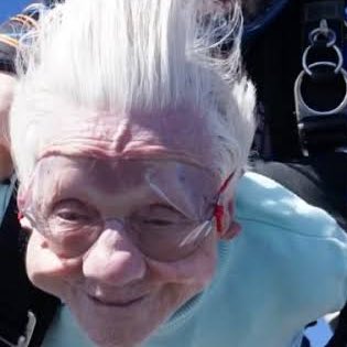 choquei's tweet photo. 🚨MUNDO: Idosa de 104 anos morre poucos dias após bater recorde mundial de pessoa mais velha a saltar de paraquedas. Ela faleceu sem ver a marca oficializada. https://t.co/sjkAxMqzfX