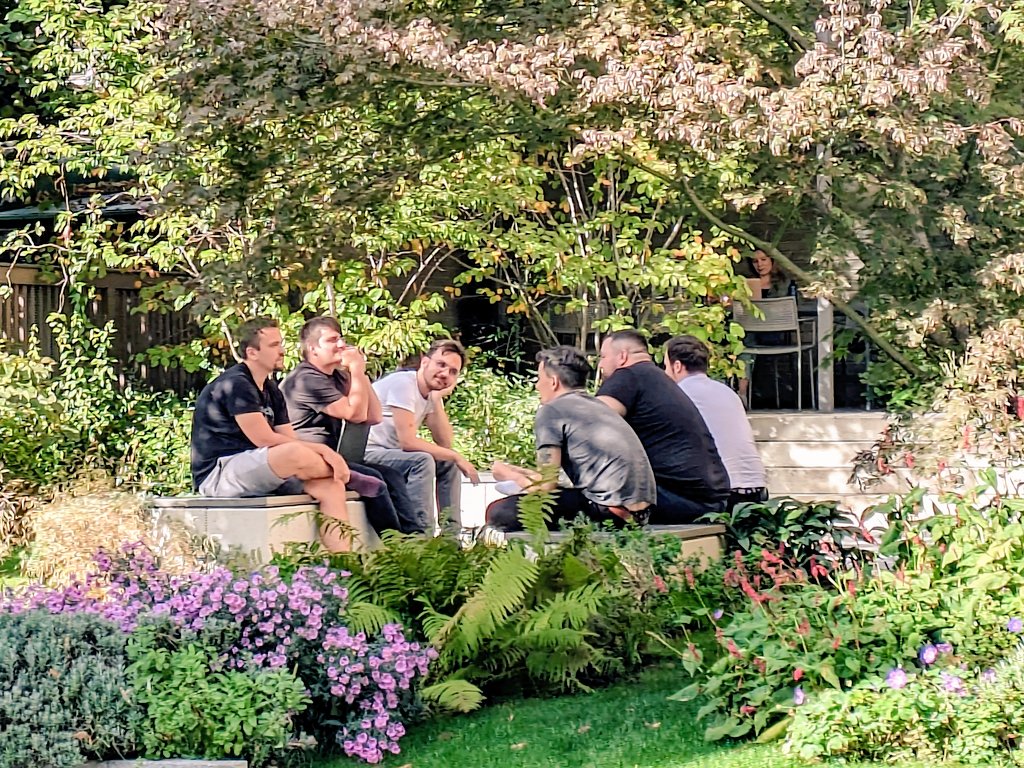 CDN77 network team: odpolední quick update meetup před kanceláří.

Pokud právě sedíš v kanceláři a nemáš zasedačku na zahrádce pod hruškou, mrkni na cdn77.jobs, always hledáme další tech super stars.