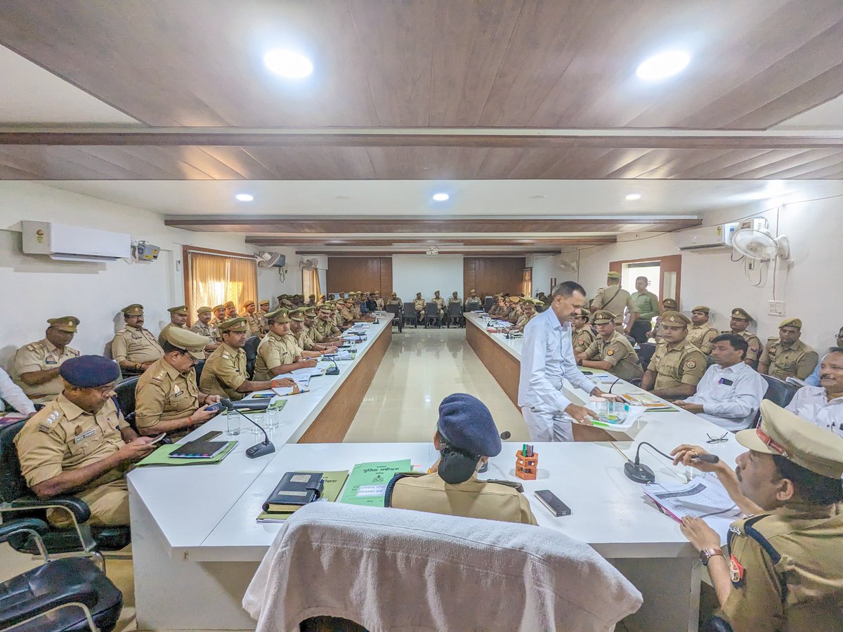 mahobapolice's tweet photo. #SPMBA @IPSAparnaGupta ने मासिक सैनिक सम्मेलन/अपराध गोष्ठी कर अधीनस्थो को दिये कडे निर्देश~
🔶बेहतर जनसुनवाई, जमीनी विवाद, महिला अपराध व अन्य अपराधो पर नियंत्रण रख अपराधियो के विरुद्ध प्रभावी कार्यवाही करते हुए आगामी त्यौहारो के दौरान कानून व्यवस्था बनाए रखने के दिए सख्त निर्देश। https://t.co/lEIw2f3Kpp