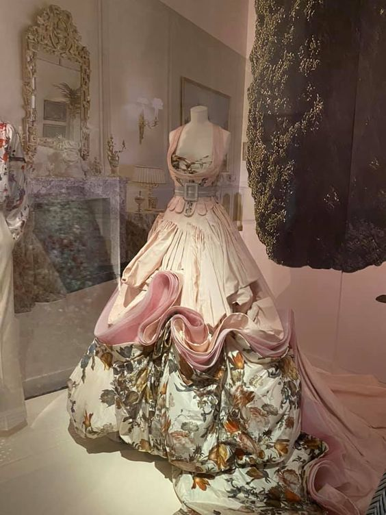 archivedlooks's tweet photo. John Galliano for Christian Dior SS09 Haute Couture https://t.co/MuVkf0aekG