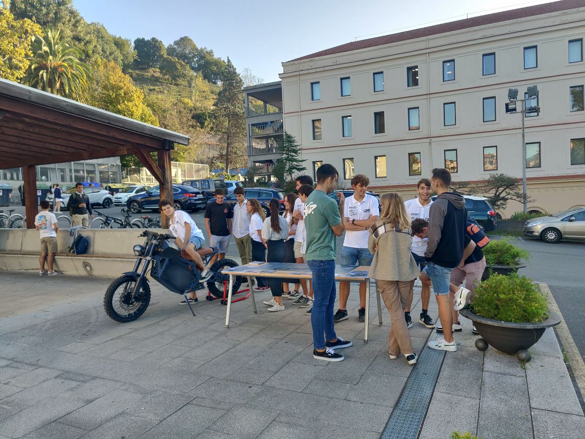 IngDeusto's tweet photo. ¡Nuestro equipo de Deusto Moto Team expone su moto eléctrica de estilo cafe racer EON a los estudiantes de la Facultad de Ingeniería! ¿Te animarías a diseñar una moto?
#udmt #ingenieria #moto #smartmoto #caferacer https://t.co/s1KvySTZOh