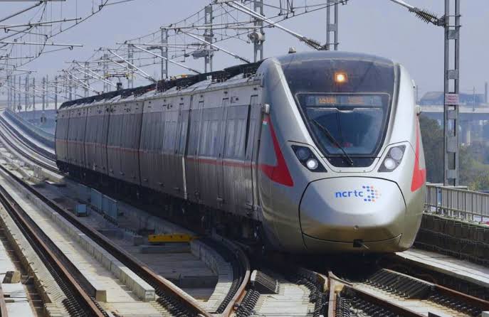 IndianTechGuide's tweet photo. 🚨 India's first Rapid Rail train, RAPIDX, is set to be inaugurated by PM Modi next week for the 17 km priority corridor in Ghaziabad. https://t.co/8hVKtbkOSN
