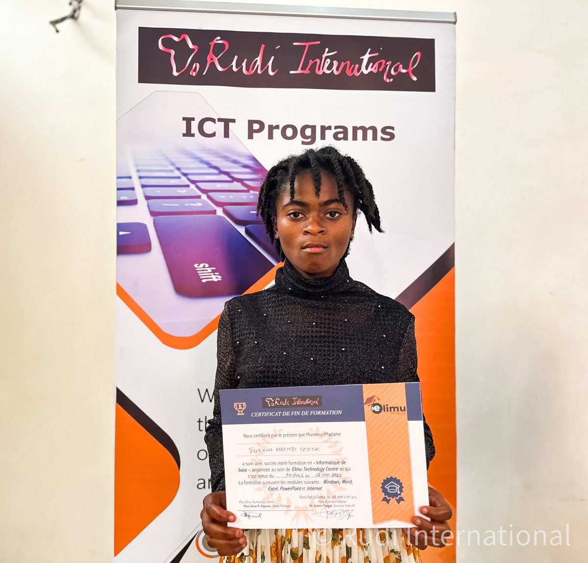 tech_elimu's tweet photo. En cette journée de la jeune fille, nous rendons hommages à toutes ces demoiselles qui arrivent chaque matin à notre centre pour apprendre l'informatique de base et être prêtes à affronter le monde numérique indispensable 💪🎉

Nous sommes contents pour vous chers filles 😍 https://t.co/MASCasIyLV