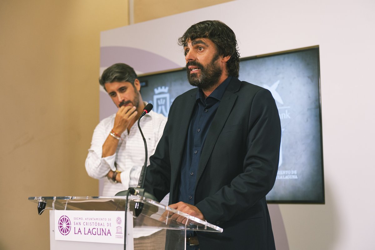 LuisYerayAlcald's tweet photo. 👉 Esta mañana presentamos la Librea de Valle de Guerra que tendrá lugar este sábado, a partir de las 21:00 horas, en la plaza del pueblo.
✅ Cada año se involucran en el evento unas 250 personas, de las cuales, cerca de 100 se meten en la piel de diversos personajes.
#Librea https://t.co/eBv7Pq0x2x