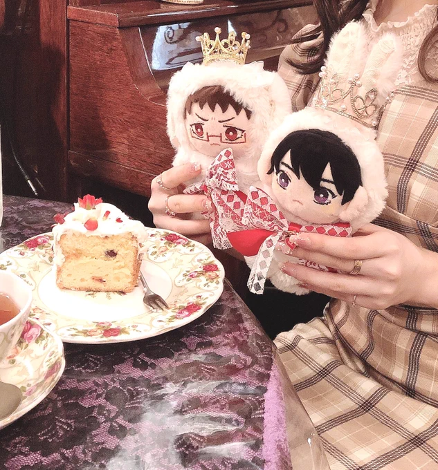 かわいいケーキと眺めているぬい 