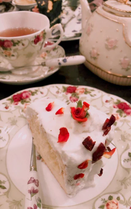 かわいいケーキと眺めているぬい 