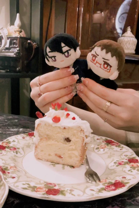 かわいいケーキと眺めているぬい 