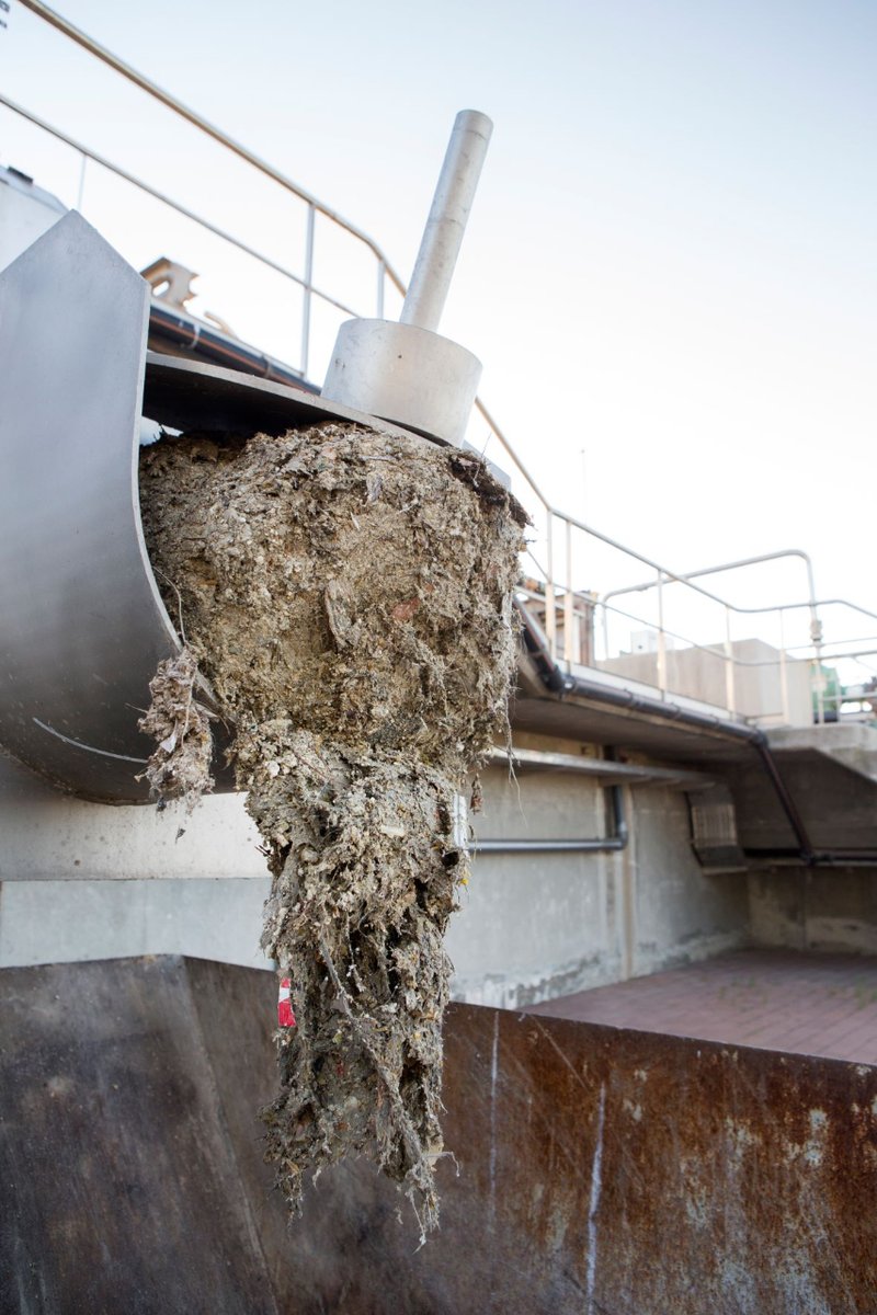 ematsa's tweet photo. Vols saber com pots contribuir a tenir cura de l’#aigua💧? 

No utilitzis la pica i el vàter com si fossin papereres. És important que llencem cada residu al contenidor corresponent. 🚮♻️

❌Llençar cigarretes, tovalloletes... obstrueix les canonades i malmet el medi ambient. https://t.co/9SToBttDRE
