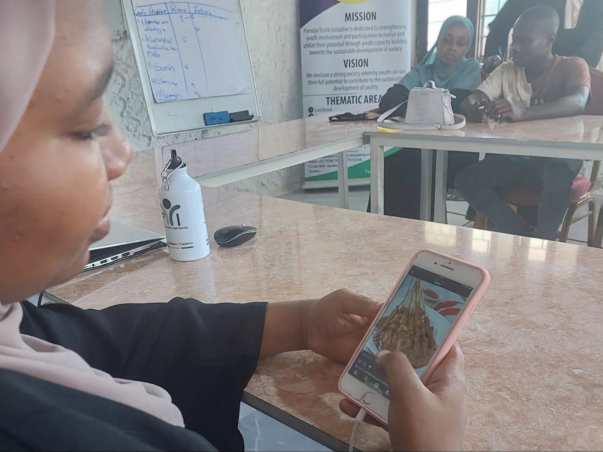 pamoja_youth's tweet photo. Our digital business skills training is underway. We strive to empower youth to use the advantage of technology to excel in their businesses and enrich their incomes. Are you ready to take your business to the next level? Join us, as we admit a new cohort of students every month. https://t.co/WpQM9o7jya