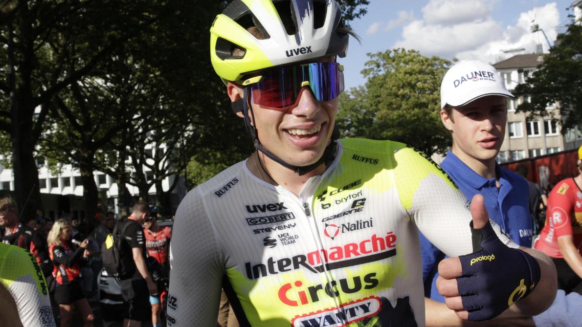 Deux cyclistes d’une équipe belge sanctionnés après s’être moqués des Asiatiques (photos) lesoir.be/542746/article…