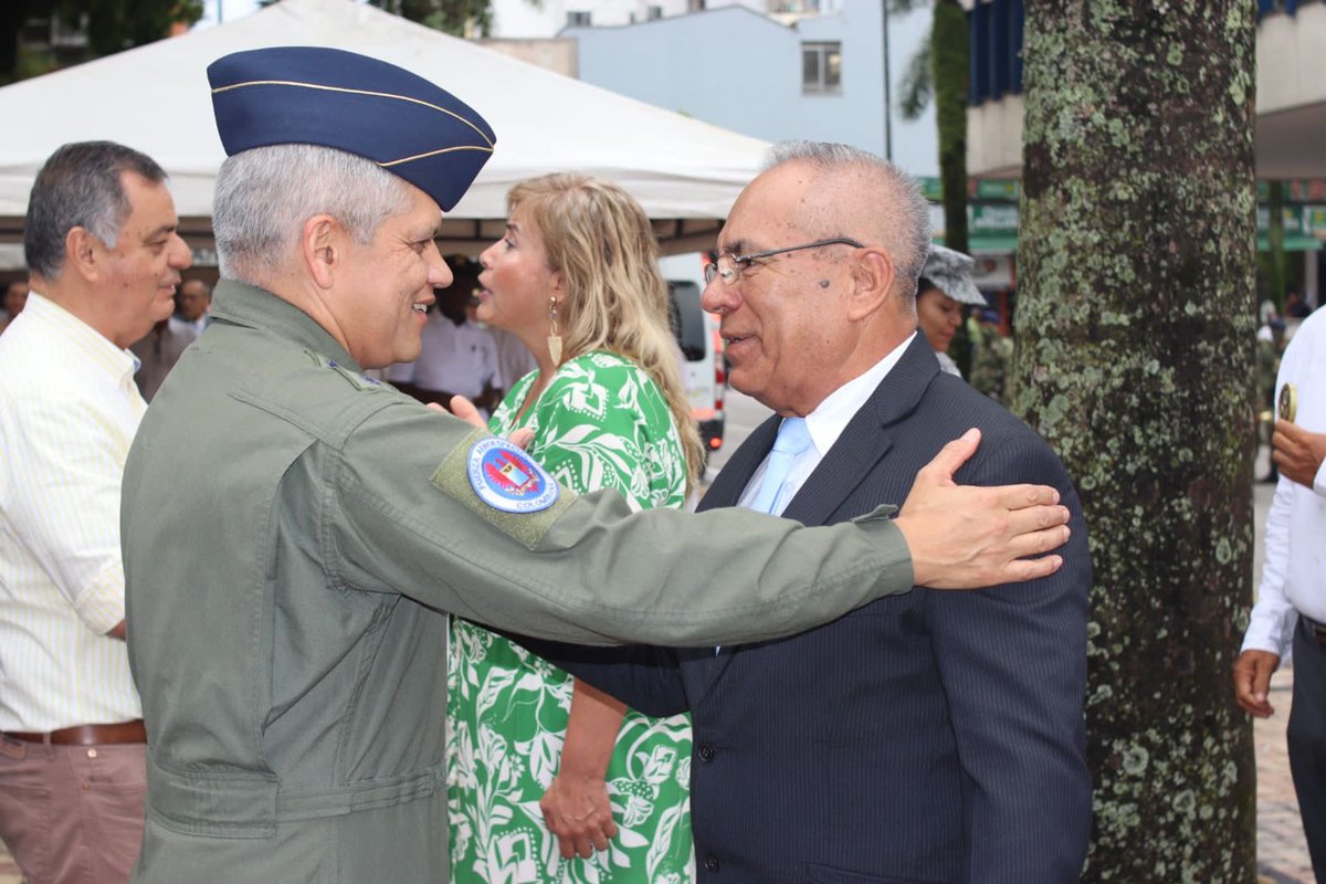 FuerzaAereaCol's tweet photo. Con un sentido homenaje, se conmemoró el #DíaDelVeterano en #Villavicencio, como muestra de agradecimiento a los hombres y mujeres que dedicaron gran parte de su vida al servicio de #Colombia.

▶️ https://t.co/EUg5J3nL3P

#FuerzaAeroespacial🇨🇴 
#CACOM2
#DefensoresDeLaDemocracia https://t.co/FyctIf4VpW
