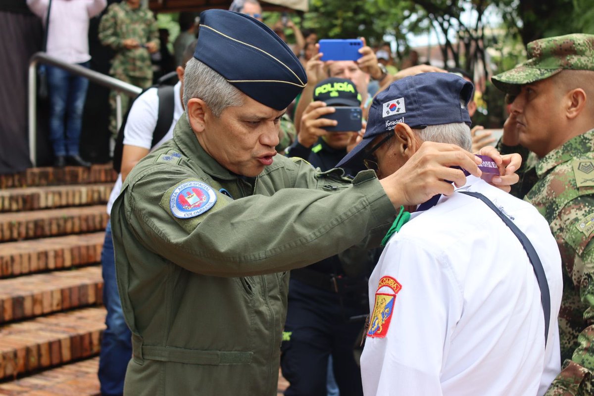 FuerzaAereaCol's tweet photo. Con un sentido homenaje, se conmemoró el #DíaDelVeterano en #Villavicencio, como muestra de agradecimiento a los hombres y mujeres que dedicaron gran parte de su vida al servicio de #Colombia.

▶️ https://t.co/EUg5J3nL3P

#FuerzaAeroespacial🇨🇴 
#CACOM2
#DefensoresDeLaDemocracia https://t.co/FyctIf4VpW