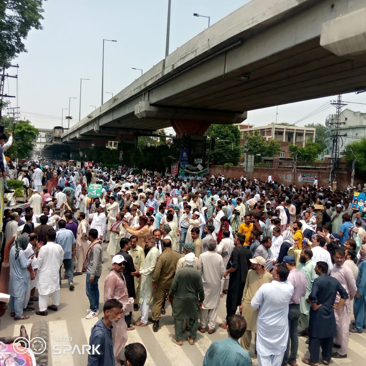 waseem_dahar94's tweet photo. دھرنے میں شریک تمام سرکاری ملازمین/اساتذہ کو سلام، ان ماؤں بہنوں کو بھی داد جو اس جبر کے خلاف ڈٹی ہوئی ہیں۔ انشاء اللہ جبر کے دن کٹیں گے اس ناجائز حکومت کو ہمارے مطالبات ماننے ہوں گے

#چلو_چلو_لاہور_چلو 
#LahoreProtest
#ReverseAntiEmployeeRules https://t.co/iU62P3XATg