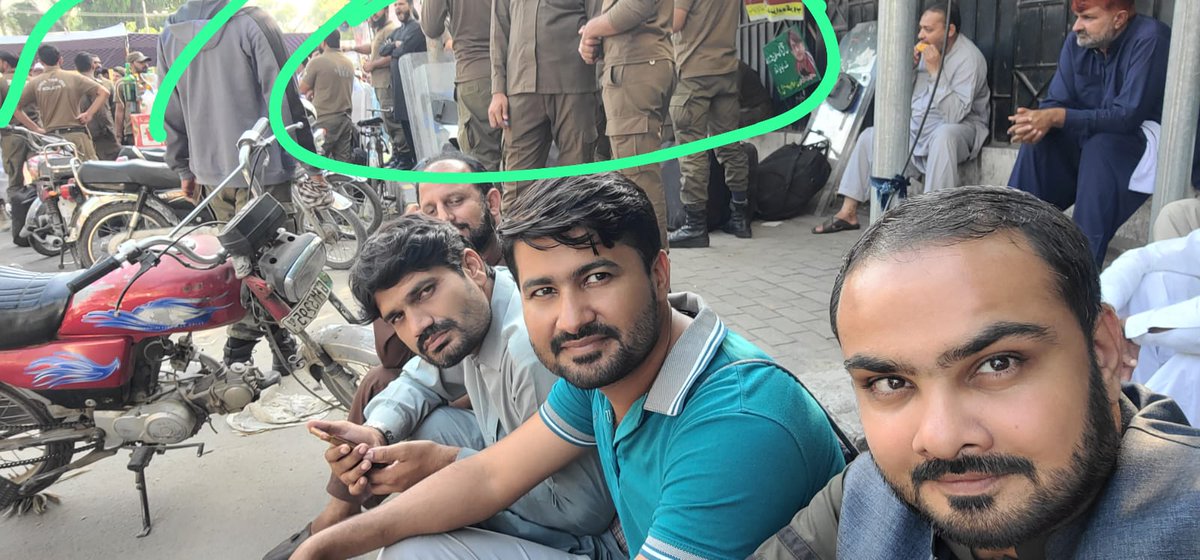 waseem_dahar94's tweet photo. دھرنے میں شریک تمام سرکاری ملازمین/اساتذہ کو سلام، ان ماؤں بہنوں کو بھی داد جو اس جبر کے خلاف ڈٹی ہوئی ہیں۔ انشاء اللہ جبر کے دن کٹیں گے اس ناجائز حکومت کو ہمارے مطالبات ماننے ہوں گے

#چلو_چلو_لاہور_چلو 
#LahoreProtest
#ReverseAntiEmployeeRules https://t.co/iU62P3XATg