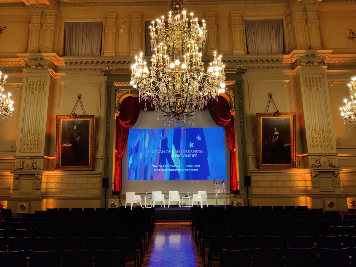 Het middagprogramma is gestart! We hebben het EU-Handboek voor provincies gepresenteerd. 

Nu: het panel met Dr. <a href="/Mendeltje/">Mendeltje van Keulen</a>, <a href="/timdewit/">Tim de Wit</a>  &amp; <a href="/AxelBuyse/">Axel Buyse</a>. Hoe verandert de rol van 🇪🇺 t.o.v. provincies, wat staat ons te wachten met de EP-verkiezing in 2024 en wat is de positie van 🇳🇱?