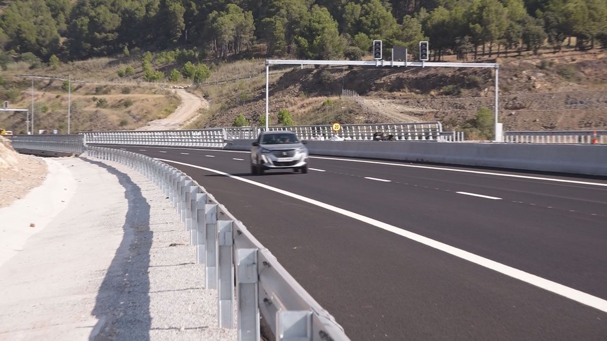tac12_tv's tweet photo. Ja hi ha data 🔴 El túnel de Lilla s'obrirà el pròxim 23 d'octubre. La ministra de Transports en funcions ha anunciat així la posada en marxa del tram d'A-27 entre l'#AltCamp i la #ConcadeBarberà. https://t.co/CQ4neGGRvu