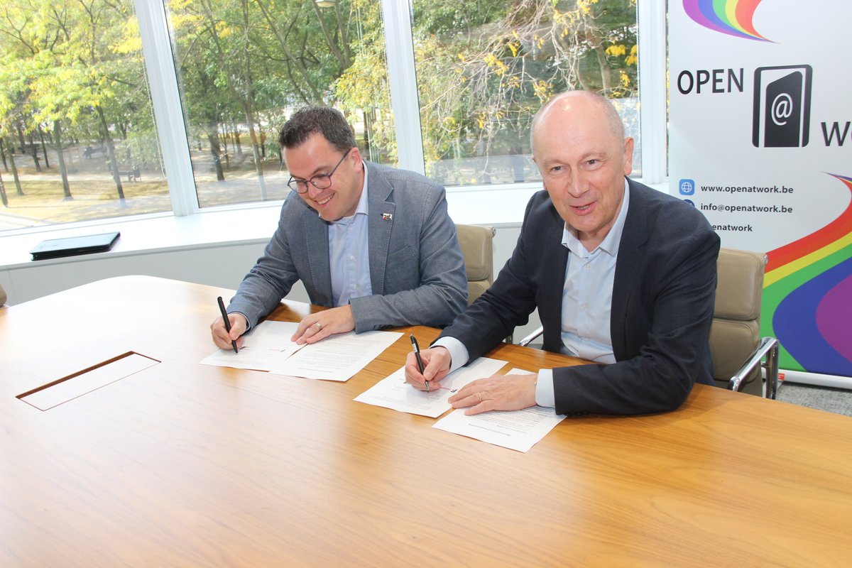 Febelfin's tweet photo. Today, at @Febelfin, on this #InternationalComingOutDay, Karel Baert, CEO, signs the #OpenatWork Charter, with a strong message of inclusion for employees and clients of all sexual orientations and gender identities. #financeischanging @ClaireGodding5 https://t.co/xGlnJopV06