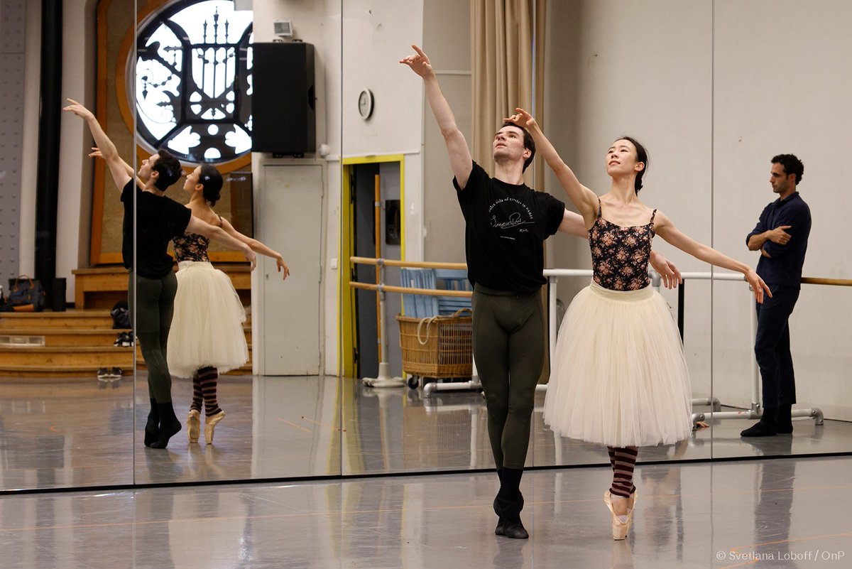 BalletOParis's tweet photo. #EnSol #IntheNight #TheConcert
Les danseurs du Ballet de l'Opéra de Paris en répétition du programme de ballets de Jerome Robbins.
Trois œuvres à l'affiche du Palais Garnier dès le 24 octobre : https://t.co/yLJTMU7ZLT https://t.co/qYIMNA3qtt