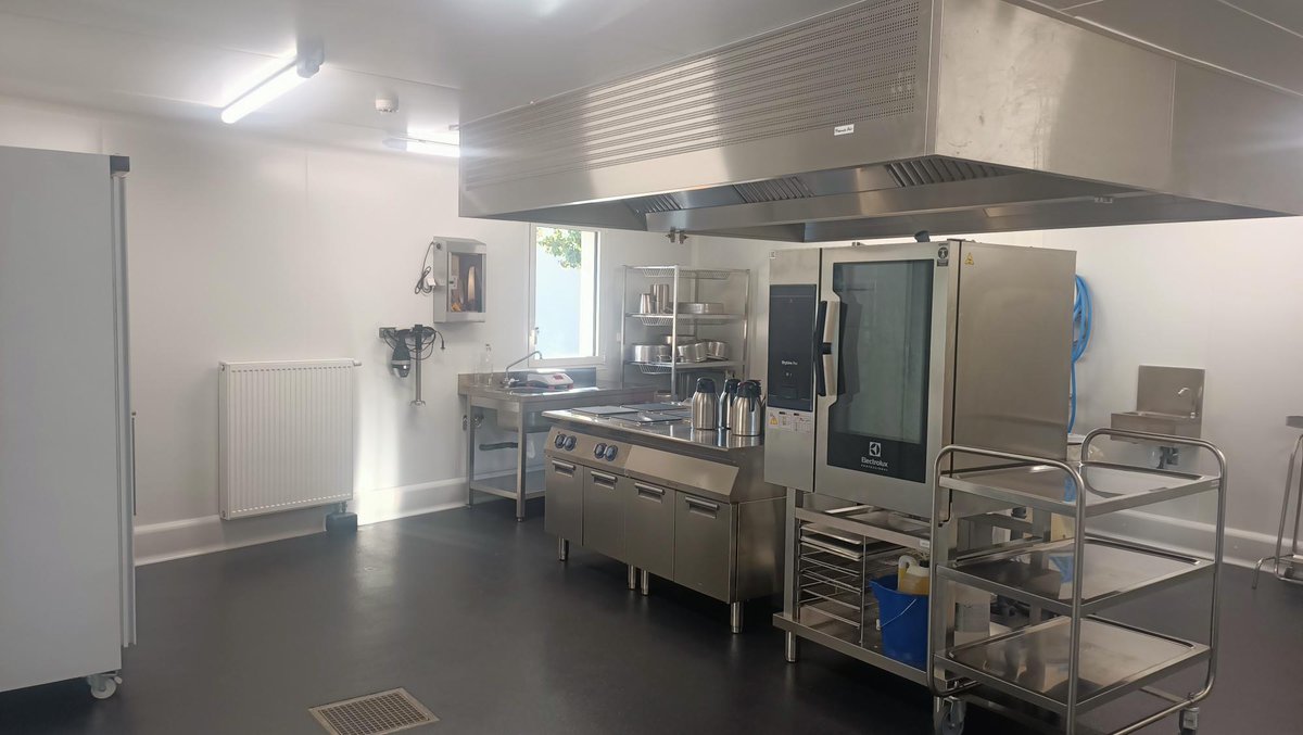 ch_compiegne's tweet photo. Retour sur l'inauguration de la nouvelle cuisine de l'EHPAD de Beaulieu-lès-Fontaines. 
2 ans de travaux et 1,8 M € de budget avec le concours de @CD_oise, ce projet permet de travailler davantage les produits frais pour améliorer la qualité des repas pour les résidents. https://t.co/EYNubEKQyd