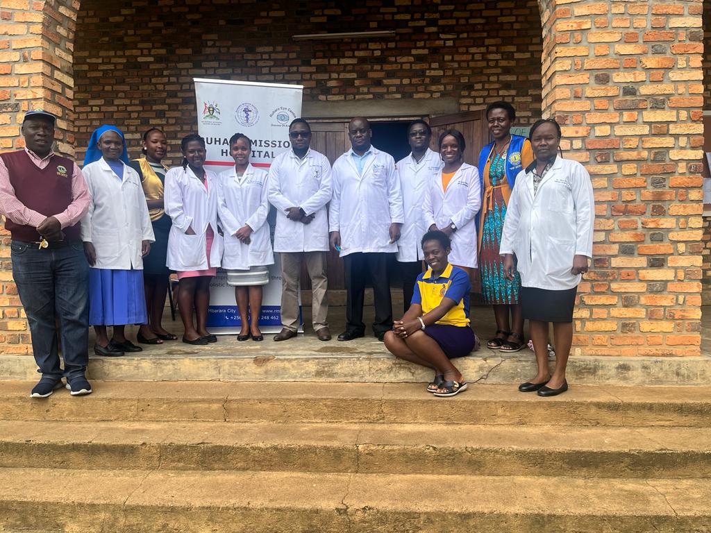 As part of worldsight day celebrations, Ophthalmology residents from Mbarara University and Refferal Hospital together with @RuharoHospital and @MbararaLions have carried out eye screening and health education for 80staff members at MaryHill High school Mbarara.
#LoveYourEyes