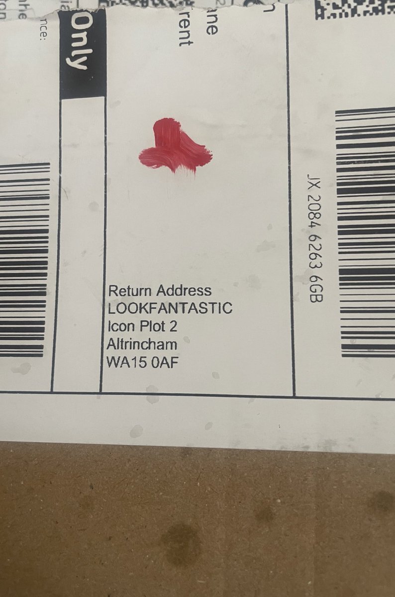 GriffithsSales's tweet photo. @LookfantasticCS I’ve attempted ANOTHER online chat. Apparently ur not able to provide me ur complaints procedure. All u can do is pass to ur investigations team to review who contact me via an email address I can’t reply to! Ur advising my damaged parcel wasn’t from u. See sender address. https://t.co/XfT6DObLGY
