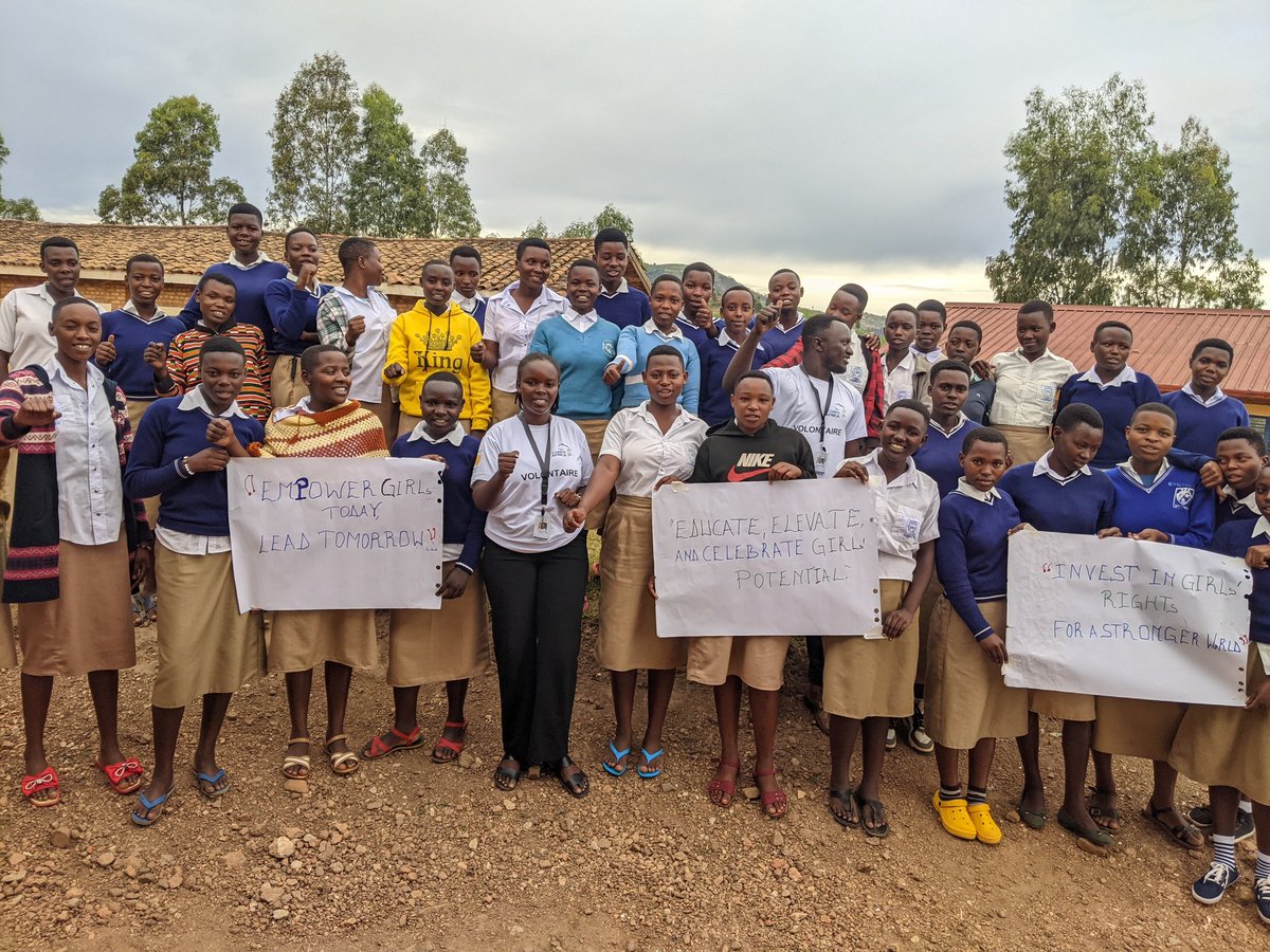 Celebrating the International Day of the Girl Child with girls from GS Gasave in Ngororero District. We're discussing the opportunities and challenges that girls face,as well as their potential and rights. @CorpsAfricaRda @impanuro @harerimana_tito 
#GirlsRights #GirlsPotential