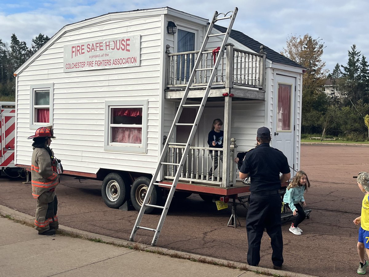 ANicoleMack's tweet photo. Students visiting the Salmon River Fire Department’s fire house as part of Fire Safety week.
@HHEDragonsCCRCE https://t.co/PGhqZQTsd0