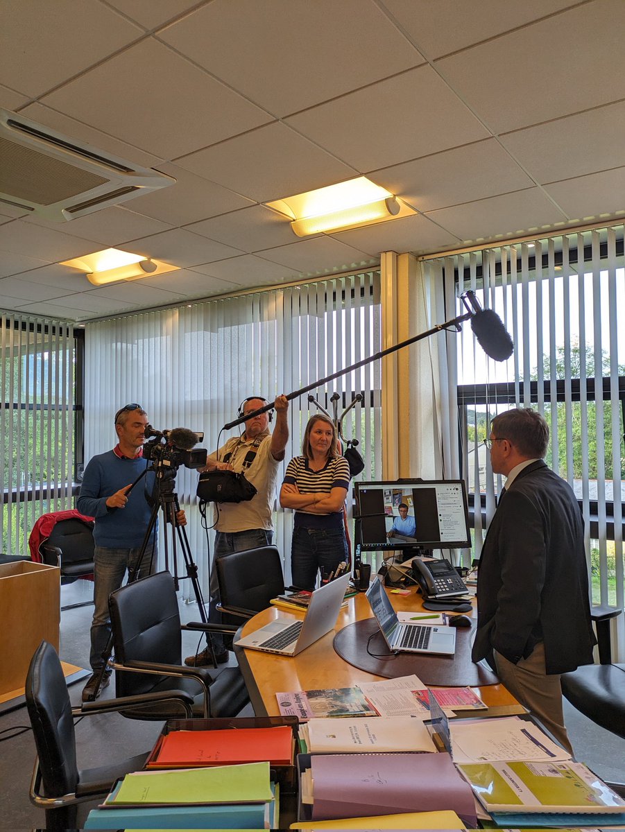 Samuel__Guede's tweet image. Les caméras de @F3PaysdelaLoire et le micro de @FannyBorius ont suivi @chalopinbauge, Maire de @baugeenanjou, le temps d'un Facebook Live.
Un exercice intense et intéressant pour répondre rapidement aux questionnements des habitants. 
#CommunicationPublique #Live