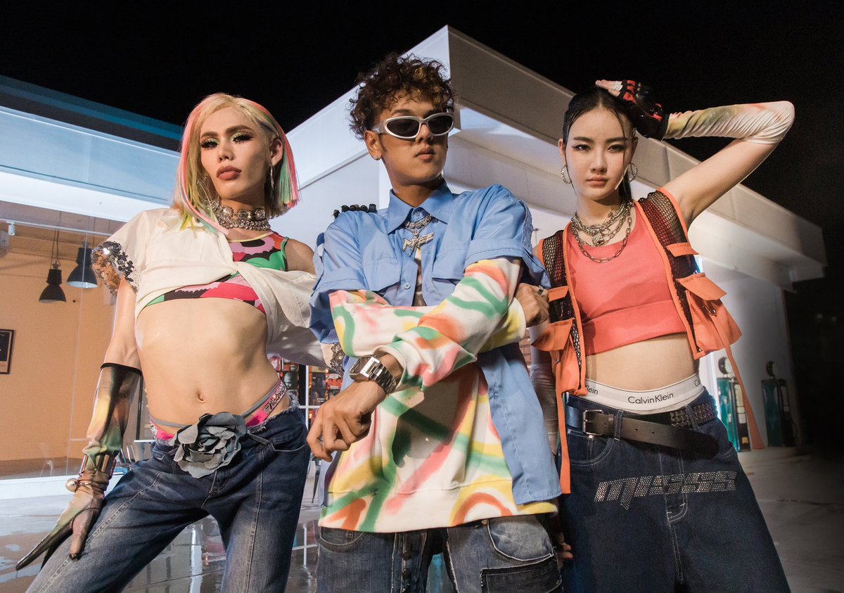 faikeaw_ent's tweet image. Bear Knuckle ส่งความสนุกท้ายปี ‘วันละกั๊ก วันละแบน (Cheers)’
ส่วนผสมของ ‘โลกฮิปฮอป’ และ ‘เพลงแหล่’ ที่คุณจะโยกตามไม่รู้ตัว!
 
อ่านต่อ : facebook.com/10006300809100…
 
#วันละกั๊กวันละแบน #Cheers
#BearKnuckle #HighCloudEnt