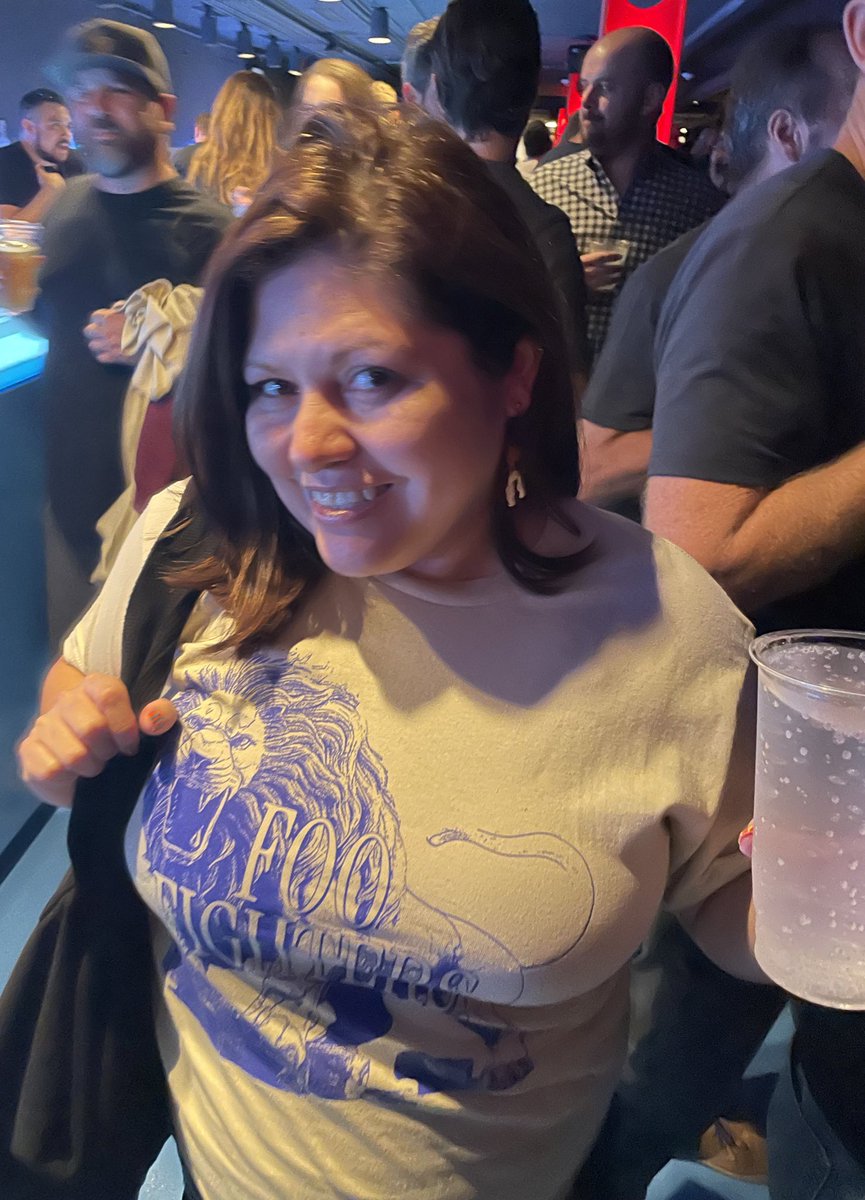 utmike52's tweet photo. We will be forever grateful, @givngco and @kidsmealshouston. It was a great night in Houston.  And thank you for our @foofighters merch too!  Now back to Austin #givngfoofighters https://t.co/j1zZt5kLfF