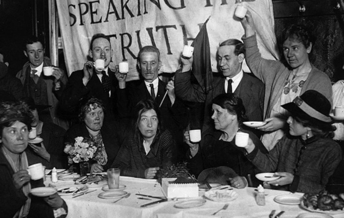 May 1921 - after being released from prison, suffragette leader Sylvia Pankhurst is toasted with cups of tea by male and female supporters. Pankhurst had helped in opening food distribution centres and a free clinic in the East End… familiar? #eastend #History #FoodShortages