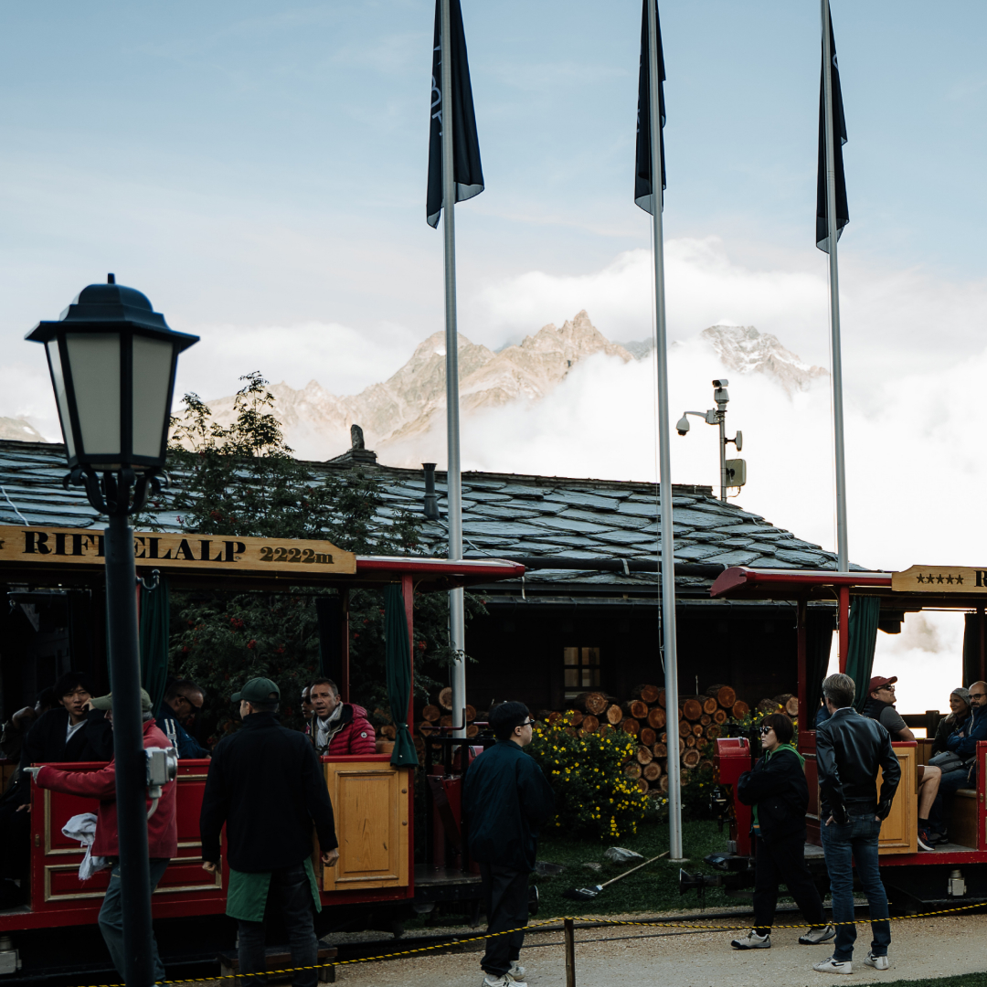 hamiltonwatch's tweet image. Hamilton flew guests from around the world to Zermatt, where they got to experience life in the wild. 

#hamiltonwatch #stepoutside #expedition #new #adventureawaits