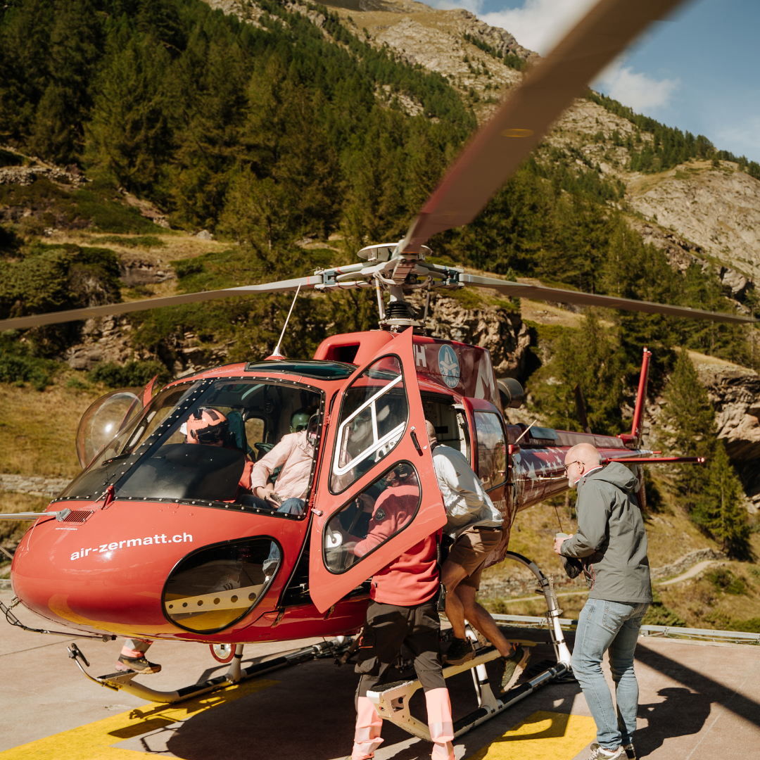 hamiltonwatch's tweet image. Hamilton flew guests from around the world to Zermatt, where they got to experience life in the wild. 

#hamiltonwatch #stepoutside #expedition #new #adventureawaits