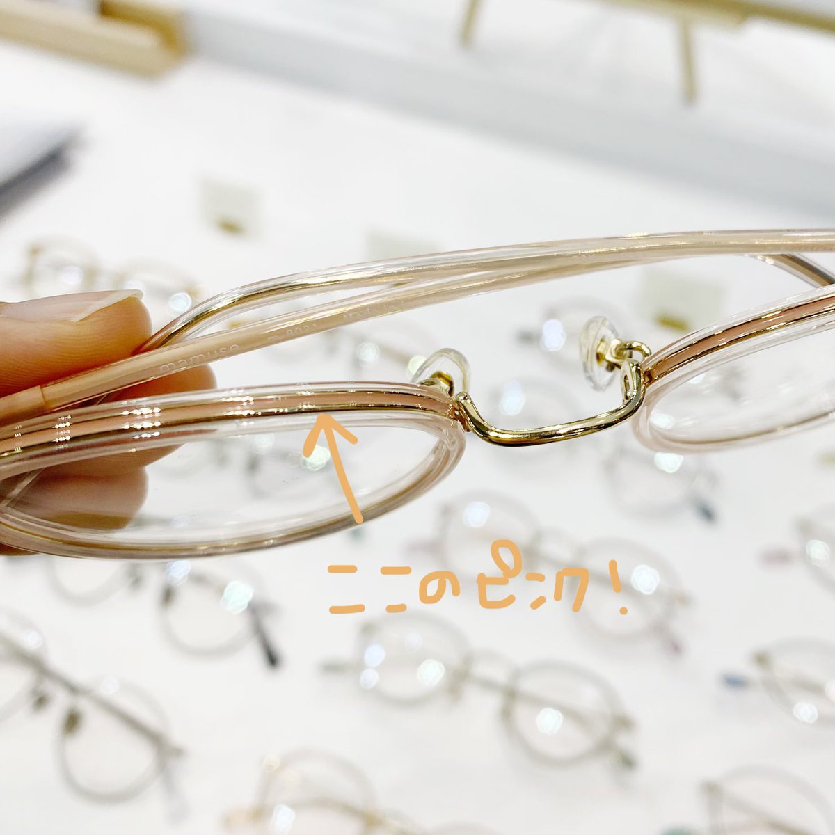 ayano_megane's tweet photo. #mamuse
インスタで気になった新型が見たくてちらり👀

そしたら見てくださいよ…

このセルワッパのサイドのとこ！

メタルのみぞに！カラーが！入ってるの！
かわ！いい！！

 ブルーとブラウンのデミカラーは、サイドにくすみブルー！
芸の細かさが優勝です🏅

#iOFT https://t.co/6XmGK6Q8ZK