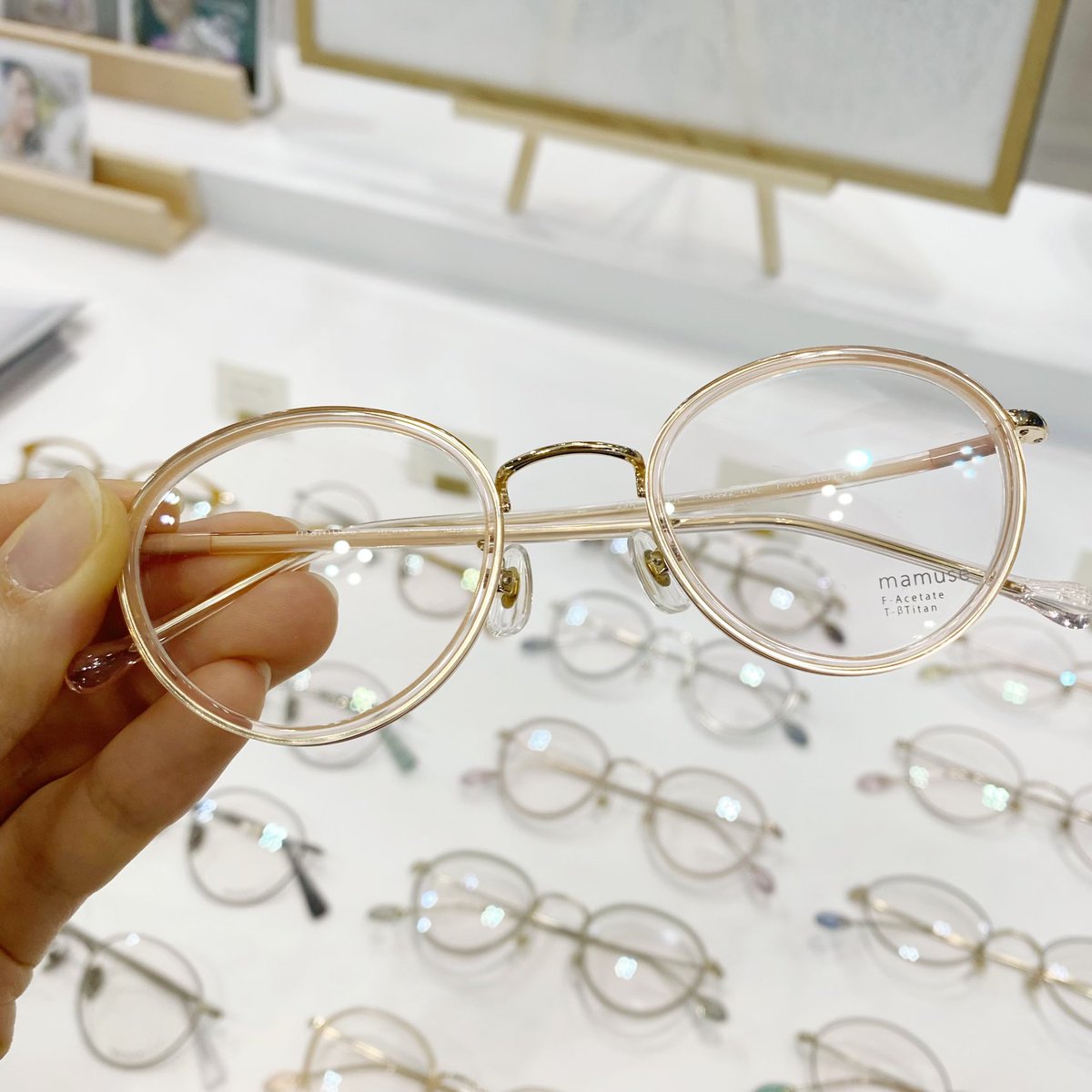 ayano_megane's tweet photo. #mamuse
インスタで気になった新型が見たくてちらり👀

そしたら見てくださいよ…

このセルワッパのサイドのとこ！

メタルのみぞに！カラーが！入ってるの！
かわ！いい！！

 ブルーとブラウンのデミカラーは、サイドにくすみブルー！
芸の細かさが優勝です🏅

#iOFT https://t.co/6XmGK6Q8ZK