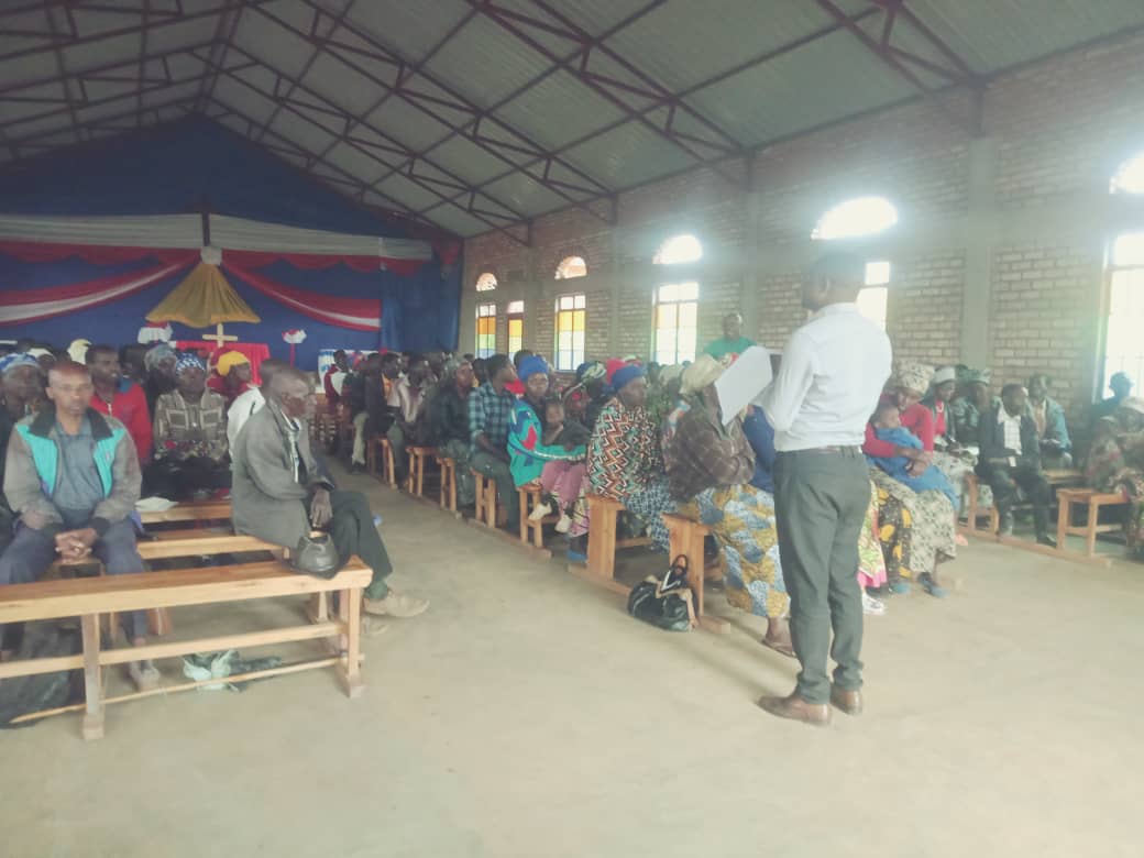 c_cdjp's tweet photo. CDJPGikongiro na komite ya #JRLOS ya Nyamagabe ifatanije n'umuhuzabikorwa w'akarere ka @Nyamagabe ushinzwe imibereho myiza, bagiranye ikiganiro n'abaturage basaga 500 bo mu mirenge ya Kibirizi na Uwinkingi, cyibanze cyane ku mategeko abarengera ku bijyanye n'ihohoterwa, https://t.co/XSyImtqIfH