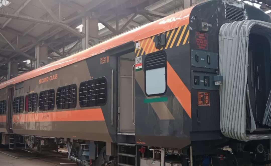 🚆 The Vande Sadharan, a Non AC general version of Vande Bharat designed for the common man, is gearing up for its trial run by the end of this month. 🇮🇳 Stay tuned for a more accessible and comfortable train journey for all! @MoRD_GoI #VandeBharat  #Railways #India2047…